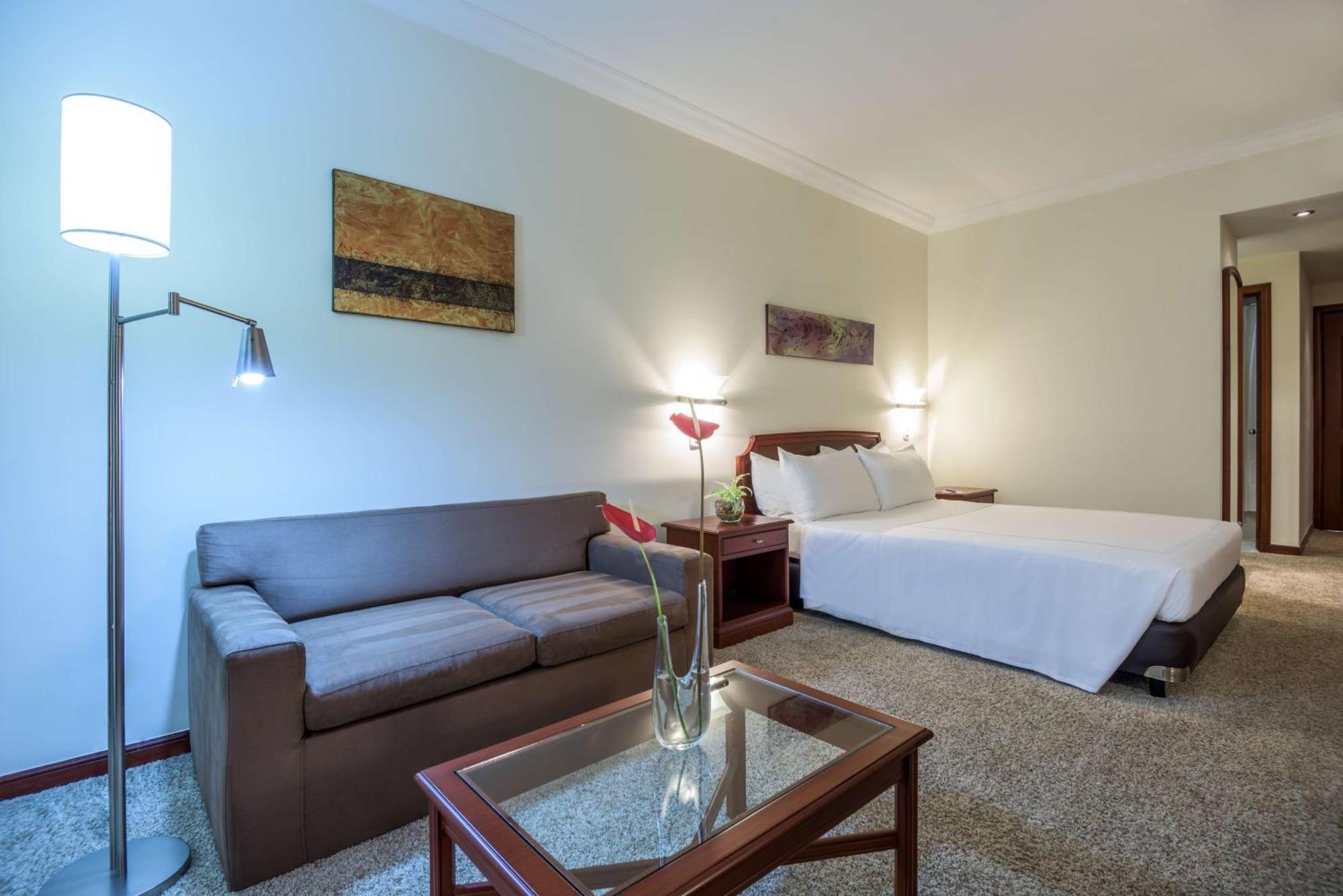 Nh Cali Royal Hotell Exteriör bild