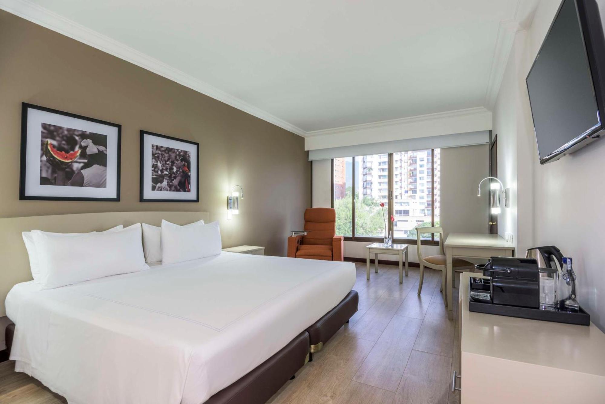 Nh Cali Royal Hotell Exteriör bild